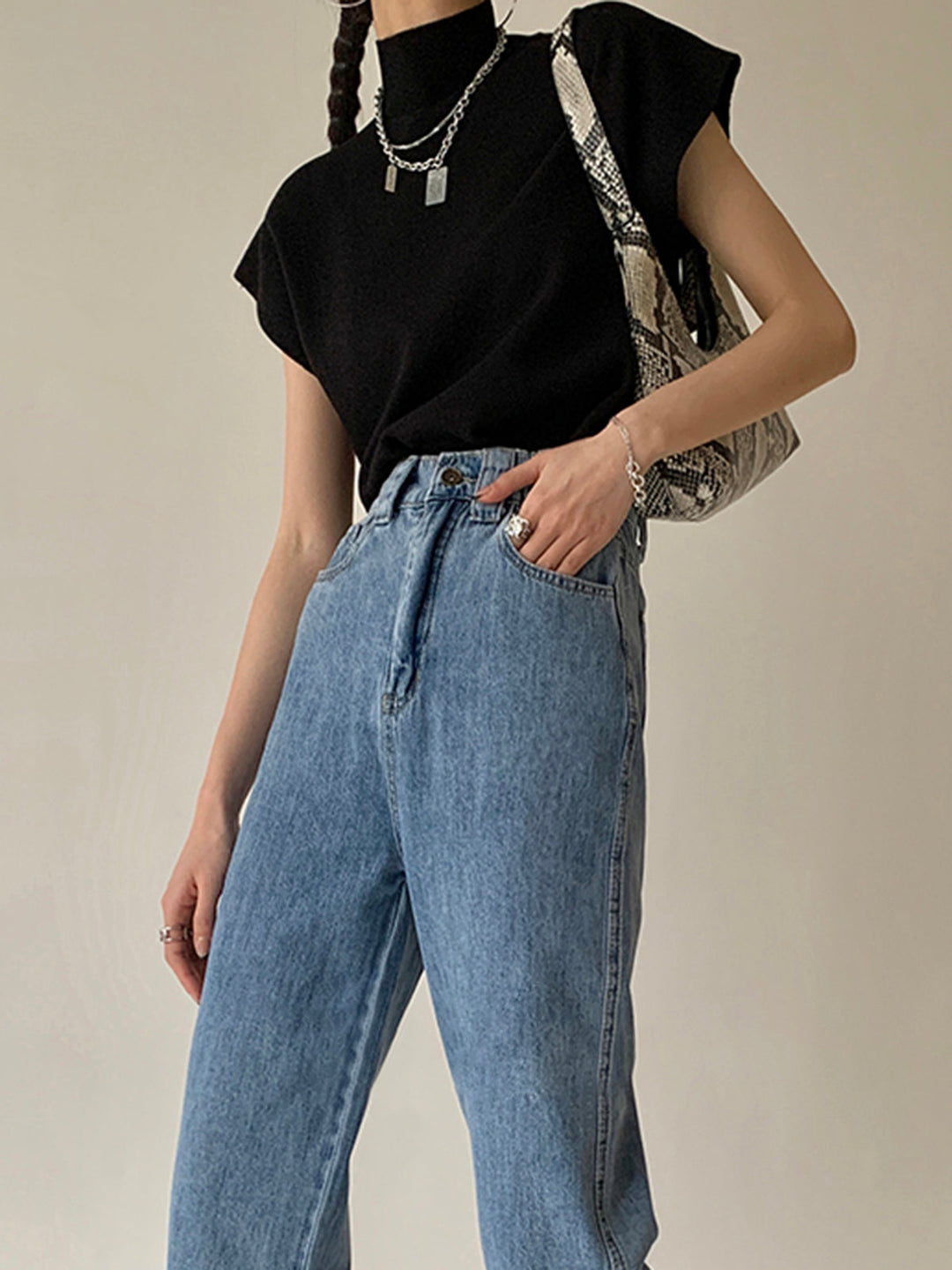 Noira | Dames Mock Neck Mouwloze Top Met Gevoerde Schouders