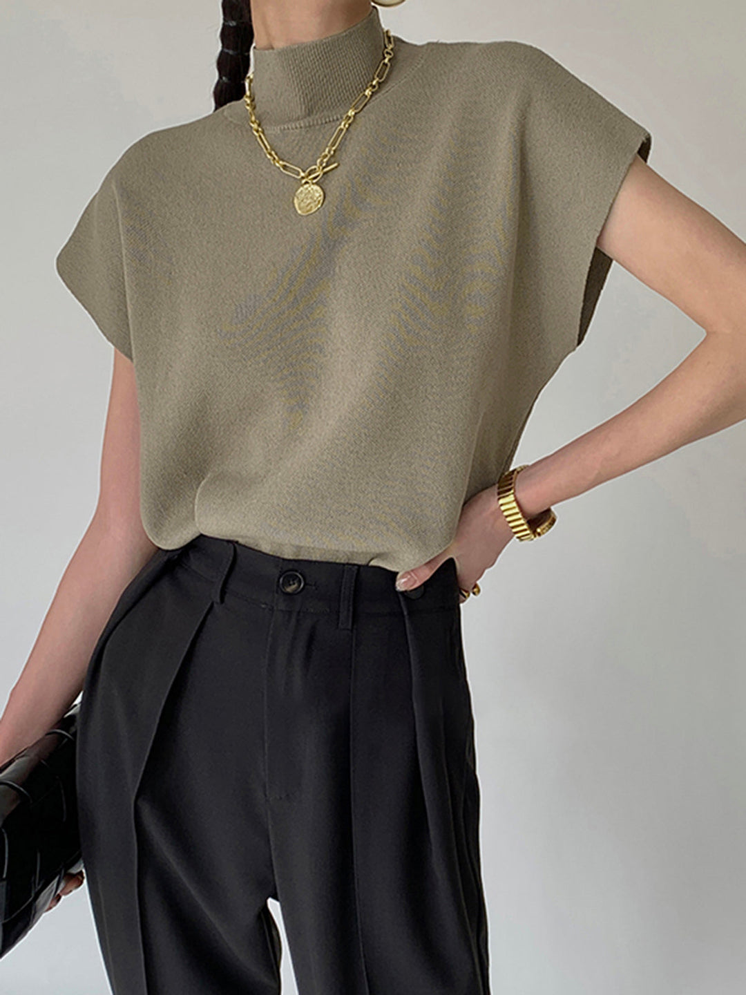 Noira | Dames Mock Neck Mouwloze Top Met Gevoerde Schouders